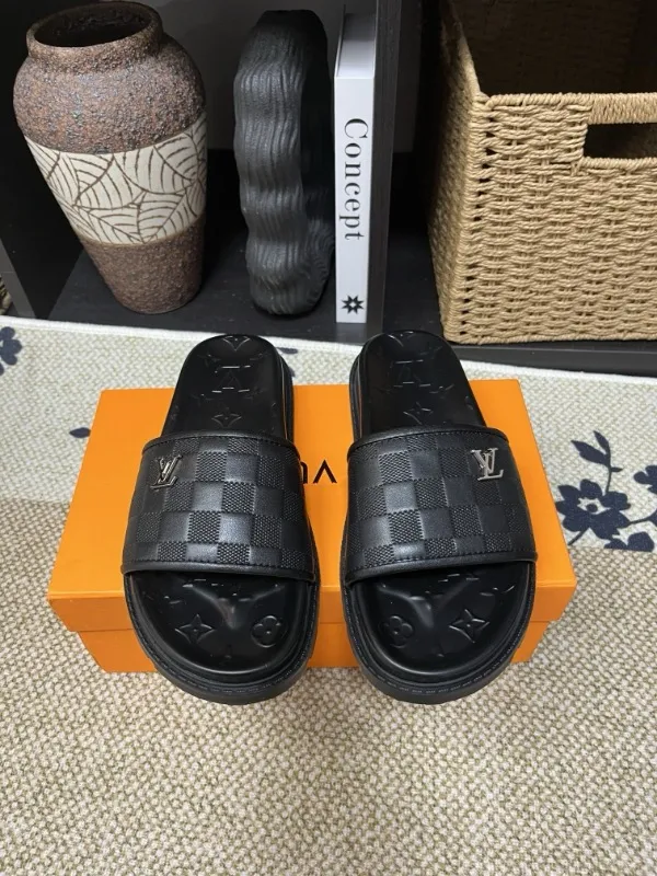 P270🏆Louis Vuitton 🏆[Louis Vuitton] Spring/Summer 2025 [Men's Flip Flops] 🎯🎯As an active family in the fashion industry ⭐ Lv is characterized by bold innovation ⚡Create this casual business style for Chinese fashionable men ✨The fabric is made of imported high-grade cowhide 🔥 Clean and neat ⚡Fashionable and elegant🌹Breathable, sweat-absorbent and deodorant👈So luxurious, high-end and domineering. 👍Must be sold if you repost the picture. Number of yards: 38--46. Color: 🎉 For large quantities. Welcome to repost.